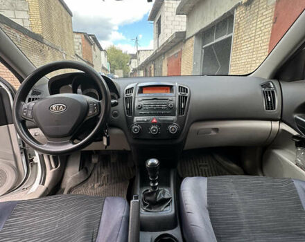 Белый Киа Сид, объемом двигателя 1.6 л и пробегом 315 тыс. км за 4900 $, фото 11 на Automoto.ua