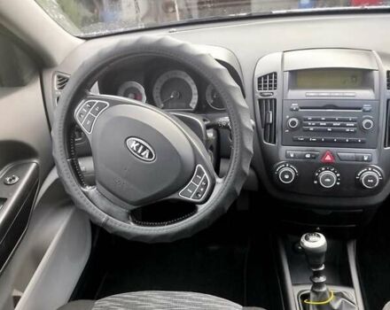 Белый Киа Сид, объемом двигателя 1.6 л и пробегом 380 тыс. км за 5700 $, фото 4 на Automoto.ua