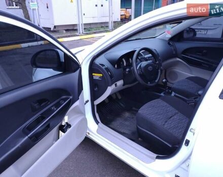 Белый Киа Сид, объемом двигателя 1.6 л и пробегом 230 тыс. км за 4999 $, фото 6 на Automoto.ua