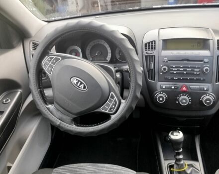 Белый Киа Сид, объемом двигателя 1.6 л и пробегом 380 тыс. км за 5700 $, фото 2 на Automoto.ua