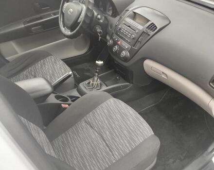 Белый Киа Сид, объемом двигателя 1.6 л и пробегом 380 тыс. км за 5700 $, фото 7 на Automoto.ua