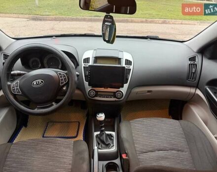 Білий Кіа Сід, об'ємом двигуна 1.4 л та пробігом 250 тис. км за 6400 $, фото 11 на Automoto.ua