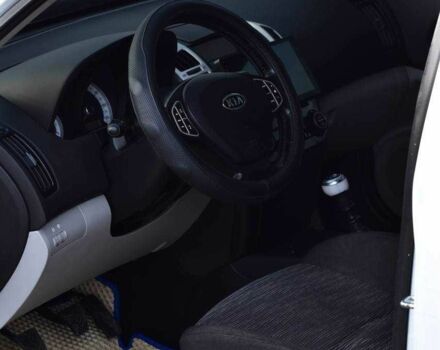 Белый Киа Сид, объемом двигателя 1.4 л и пробегом 252 тыс. км за 5499 $, фото 7 на Automoto.ua