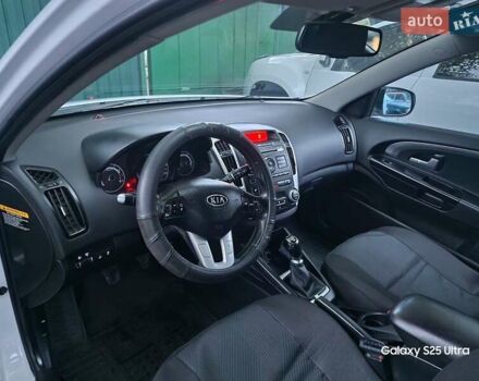 Белый Киа Сид, объемом двигателя 1.59 л и пробегом 227 тыс. км за 5999 $, фото 22 на Automoto.ua