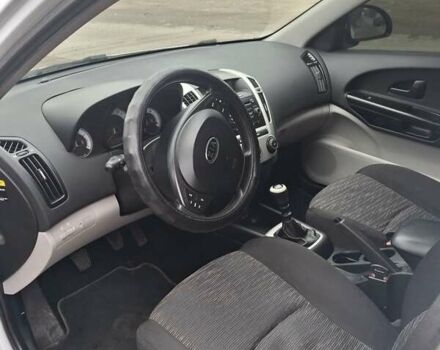 Белый Киа Сид, объемом двигателя 1.4 л и пробегом 260 тыс. км за 5300 $, фото 1 на Automoto.ua