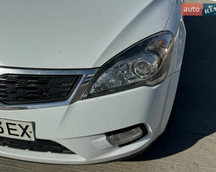 Белый Киа Сид, объемом двигателя 1.6 л и пробегом 286 тыс. км за 6800 $, фото 8 на Automoto.ua