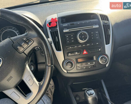 Белый Киа Сид, объемом двигателя 1.6 л и пробегом 286 тыс. км за 6800 $, фото 11 на Automoto.ua