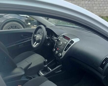 Белый Киа Сид, объемом двигателя 1.4 л и пробегом 192 тыс. км за 6000 $, фото 9 на Automoto.ua