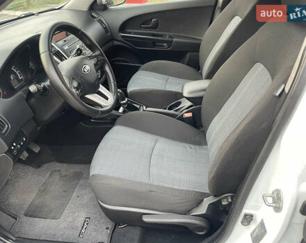 Белый Киа Сид, объемом двигателя 1.4 л и пробегом 157 тыс. км за 7333 $, фото 12 на Automoto.ua