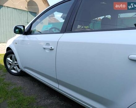 Белый Киа Сид, объемом двигателя 1.4 л и пробегом 250 тыс. км за 5750 $, фото 3 на Automoto.ua