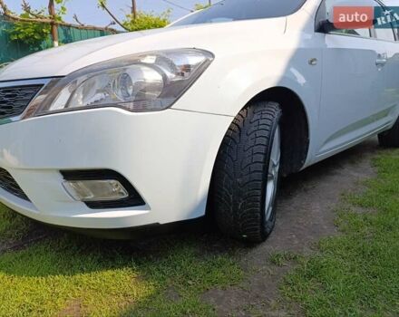 Белый Киа Сид, объемом двигателя 1.4 л и пробегом 250 тыс. км за 5750 $, фото 4 на Automoto.ua