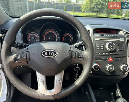 Белый Киа Сид, объемом двигателя 1.59 л и пробегом 175 тыс. км за 7200 $, фото 28 на Automoto.ua