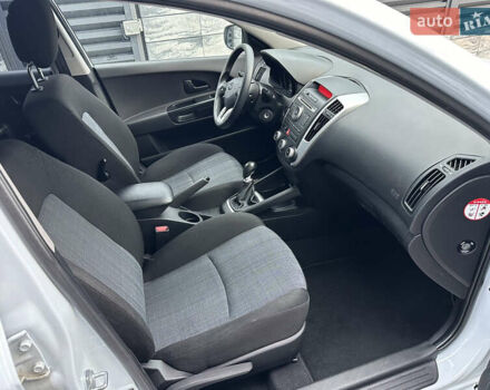 Белый Киа Сид, объемом двигателя 1.59 л и пробегом 175 тыс. км за 7200 $, фото 16 на Automoto.ua