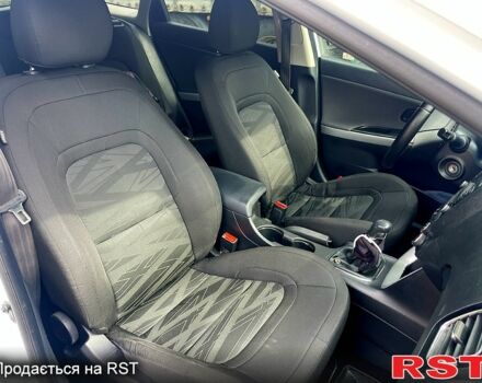 Білий Кіа Сід, об'ємом двигуна 1.6 л та пробігом 172 тис. км за 8800 $, фото 7 на Automoto.ua