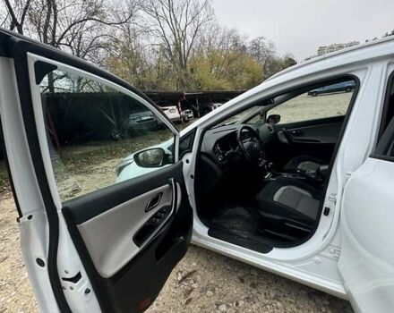 Білий Кіа Сід, об'ємом двигуна 1.6 л та пробігом 140 тис. км за 10500 $, фото 9 на Automoto.ua