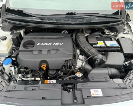 Білий Кіа Сід, об'ємом двигуна 1.6 л та пробігом 210 тис. км за 13500 $, фото 35 на Automoto.ua