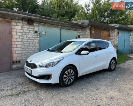 Белый Киа Сид, объемом двигателя 1.59 л и пробегом 52 тыс. км за 15000 $, фото 9 на Automoto.ua