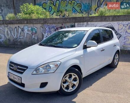 Белый Киа Сид, объемом двигателя 1.4 л и пробегом 225 тыс. км за 5200 $, фото 1 на Automoto.ua