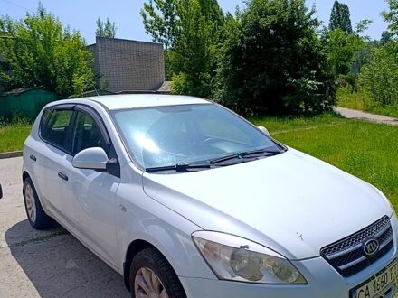 Белый Киа Сид, объемом двигателя 1.4 л и пробегом 215 тыс. км за 3999 $, фото 1 на Automoto.ua