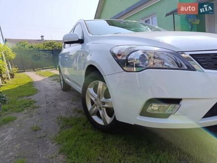 Киа Сид 2010 в Радивилове на Automoto.ua Белый Киа Сид, объемом двигателя 1.4 л и пробегом 250 тыс. км за 5899 $, фото 1 на Automoto.ua