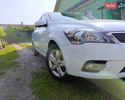 Белый Киа Сид, объемом двигателя 1.4 л и пробегом 250 тыс. км за 5899 $, фото 1 на Automoto.ua