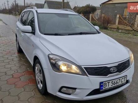 Белый Киа Сид, объемом двигателя 1.58 л и пробегом 225 тыс. км за 6500 $, фото 1 на Automoto.ua
