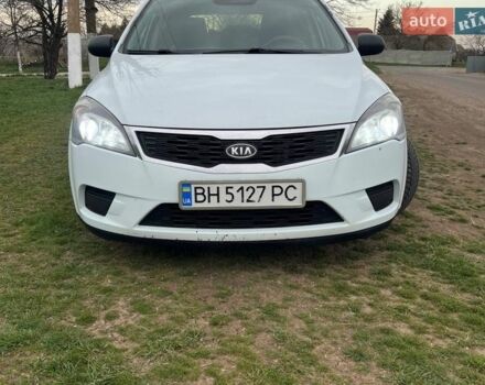 Белый Киа Сид, объемом двигателя 1.59 л и пробегом 260 тыс. км за 6500 $, фото 1 на Automoto.ua