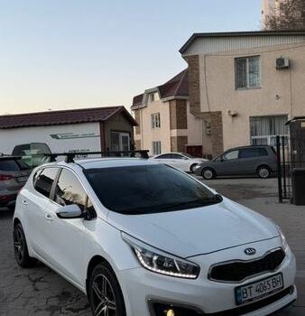 Белый Киа Сид, объемом двигателя 1.6 л и пробегом 134 тыс. км за 11900 $, фото 1 на Automoto.ua