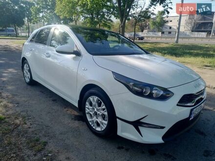 Киа Сид 2023 в Днепре (Днепропетровске) на Automoto.ua Белый Киа Сид, объемом двигателя 1.59 л и пробегом 33 тыс. км за 17500 $, фото 1 на Automoto.ua