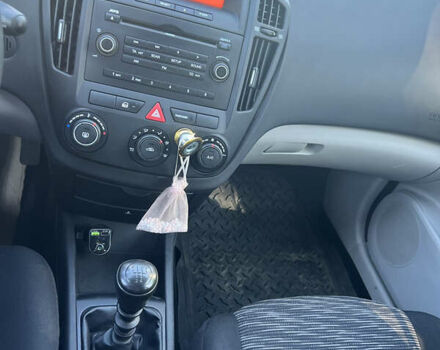 Бежевый Киа Сид, объемом двигателя 1.4 л и пробегом 183 тыс. км за 5500 $, фото 7 на Automoto.ua