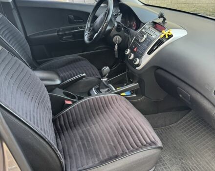 Бежевый Киа Сид, объемом двигателя 1.6 л и пробегом 178 тыс. км за 6000 $, фото 4 на Automoto.ua