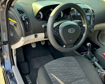 Бежевый Киа Сид, объемом двигателя 1.4 л и пробегом 280 тыс. км за 5500 $, фото 1 на Automoto.ua