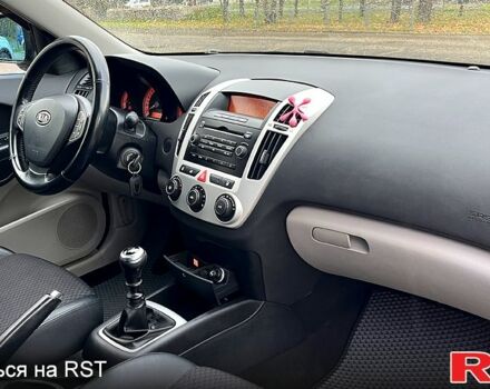 Чорний Кіа Сід, об'ємом двигуна 1.6 л та пробігом 310 тис. км за 5990 $, фото 5 на Automoto.ua