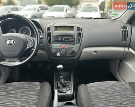 Черный Киа Сид, объемом двигателя 1.4 л и пробегом 161 тыс. км за 5500 $, фото 5 на Automoto.ua