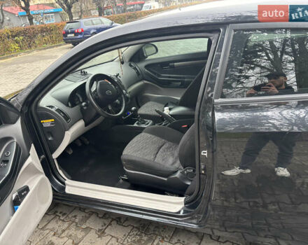 Черный Киа Сид, объемом двигателя 1.4 л и пробегом 200 тыс. км за 5000 $, фото 4 на Automoto.ua