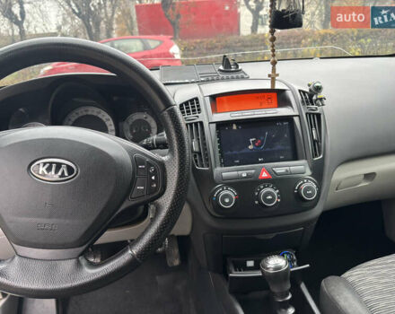 Черный Киа Сид, объемом двигателя 1.4 л и пробегом 200 тыс. км за 5000 $, фото 6 на Automoto.ua