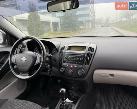 Черный Киа Сид, объемом двигателя 1.4 л и пробегом 215 тыс. км за 4600 $, фото 22 на Automoto.ua