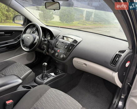 Черный Киа Сид, объемом двигателя 1.4 л и пробегом 215 тыс. км за 4600 $, фото 6 на Automoto.ua