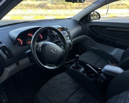Черный Киа Сид, объемом двигателя 1.4 л и пробегом 200 тыс. км за 4999 $, фото 5 на Automoto.ua
