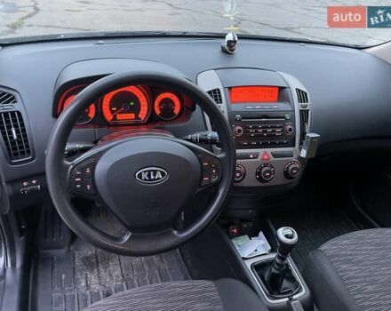Черный Киа Сид, объемом двигателя 1.6 л и пробегом 207 тыс. км за 5500 $, фото 10 на Automoto.ua