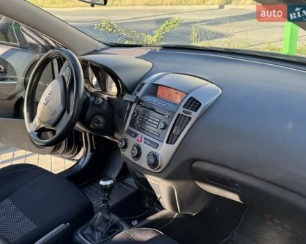Черный Киа Сид, объемом двигателя 1.6 л и пробегом 300 тыс. км за 5800 $, фото 6 на Automoto.ua