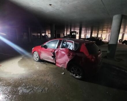 Червоний Кіа Сід, об'ємом двигуна 1.6 л та пробігом 250 тис. км за 2135 $, фото 4 на Automoto.ua