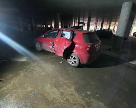 Червоний Кіа Сід, об'ємом двигуна 1.6 л та пробігом 250 тис. км за 2135 $, фото 3 на Automoto.ua