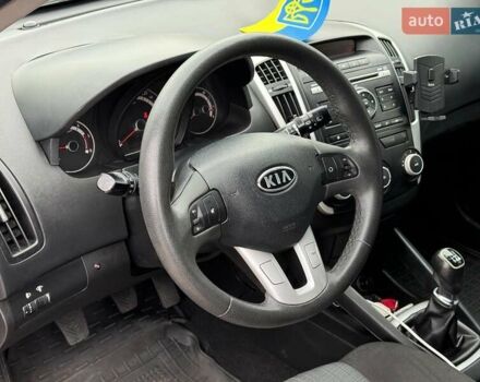 Красный Киа Сид, объемом двигателя 1.6 л и пробегом 267 тыс. км за 6890 $, фото 15 на Automoto.ua