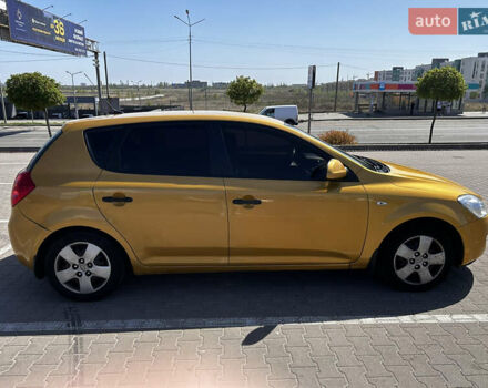 Желтый Киа Сид, объемом двигателя 1.6 л и пробегом 154 тыс. км за 6500 $, фото 3 на Automoto.ua