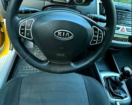 Желтый Киа Сид, объемом двигателя 2 л и пробегом 280 тыс. км за 4999 $, фото 5 на Automoto.ua