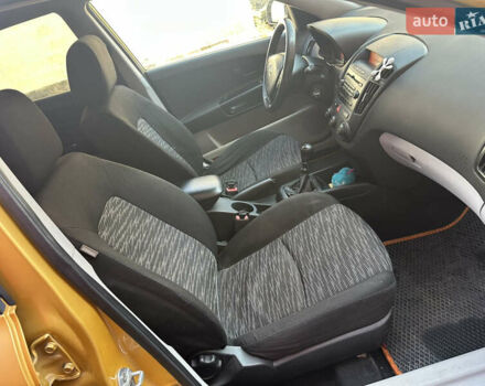 Желтый Киа Сид, объемом двигателя 1.6 л и пробегом 206 тыс. км за 5200 $, фото 13 на Automoto.ua