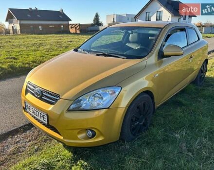 Желтый Киа Сид, объемом двигателя 2 л и пробегом 182 тыс. км за 6000 $, фото 1 на Automoto.ua