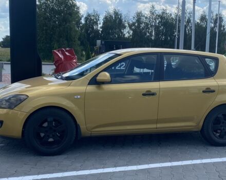 Желтый Киа Сид, объемом двигателя 1.4 л и пробегом 360 тыс. км за 3700 $, фото 1 на Automoto.ua