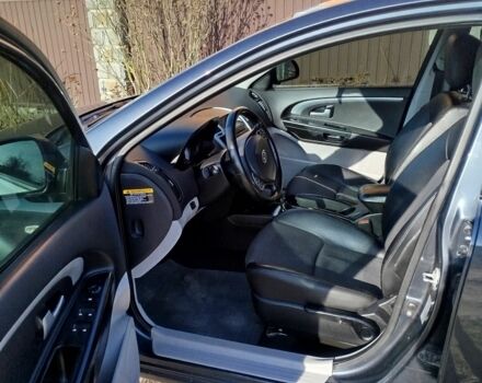 Серый Киа Сид, объемом двигателя 2 л и пробегом 300 тыс. км за 4950 $, фото 1 на Automoto.ua